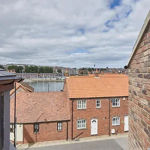 Host & - The Birds Nest Apartment Whitby
